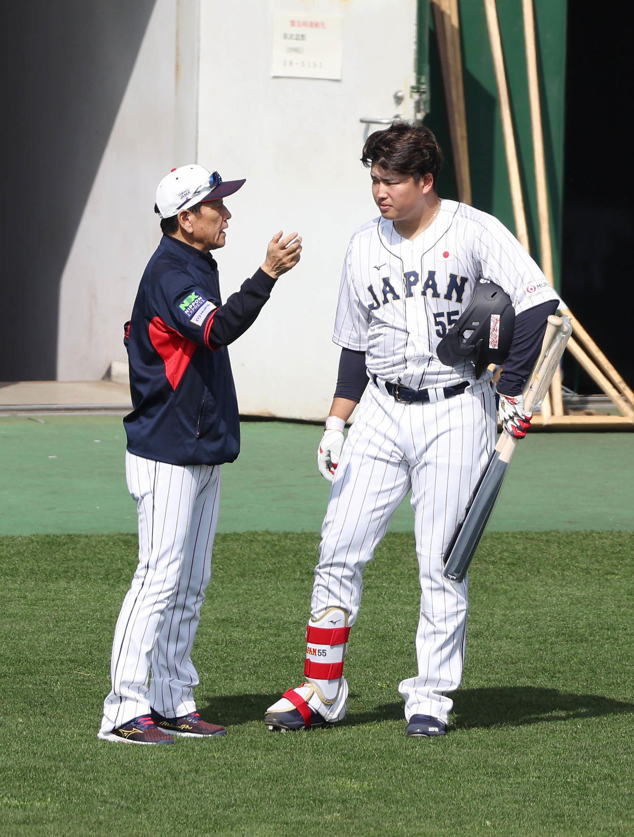 フリー打撃を終え、栗山監督（左）と言葉を交わす村上（撮影・前田充）