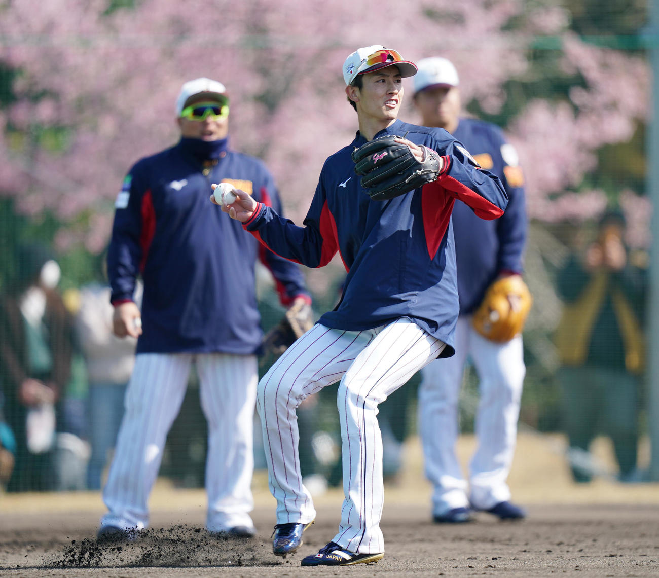 山川（左）、村上（右）らとノックを受ける周東（撮影・垰建太）