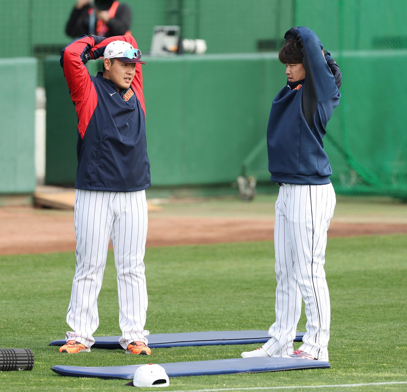 言葉を交わしながらウオーミングアップする岡本（左）と村上（撮影・前田充）