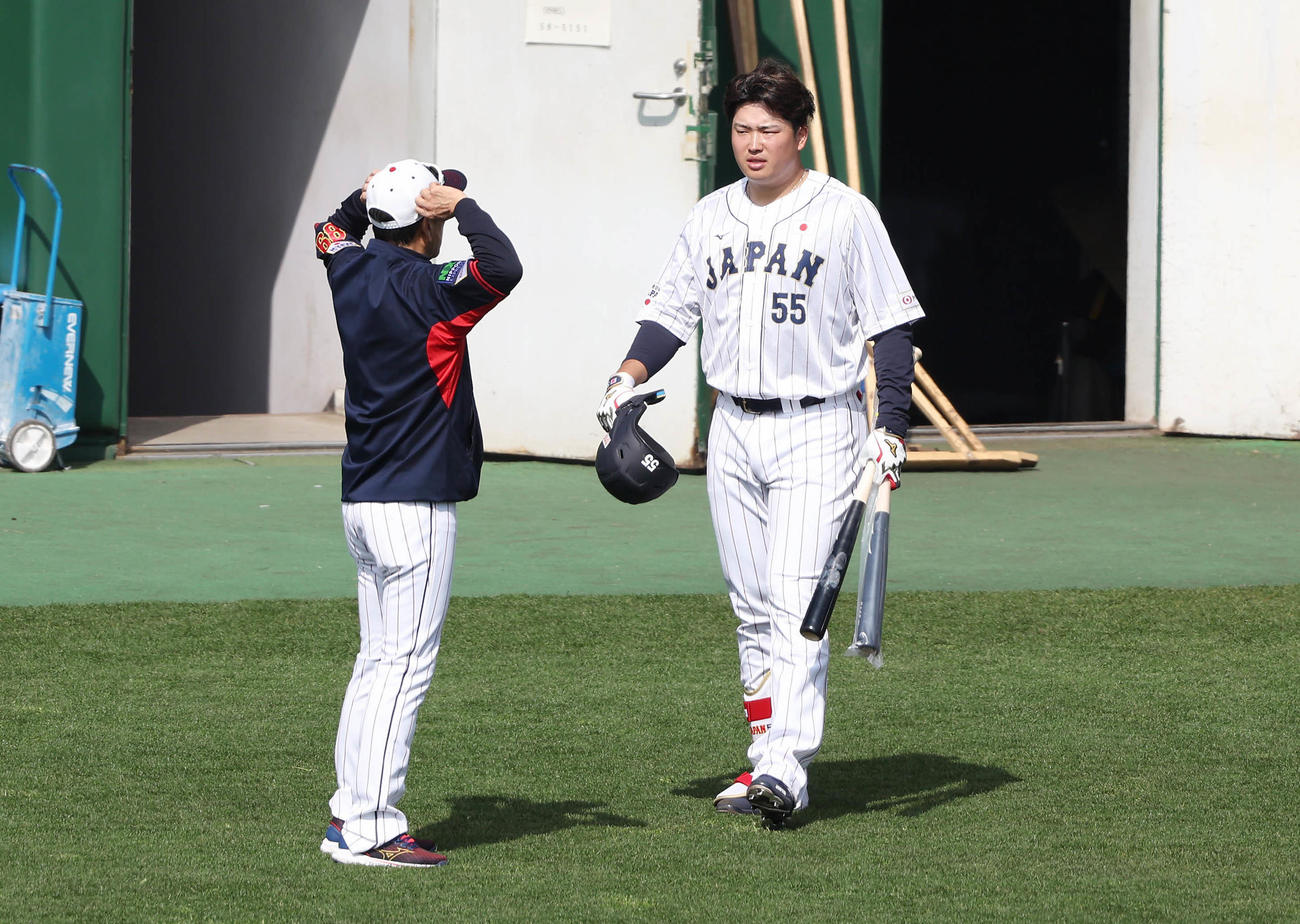 フリー打撃を終え、栗山監督（左）と言葉を交わす村上（撮影・前田充）