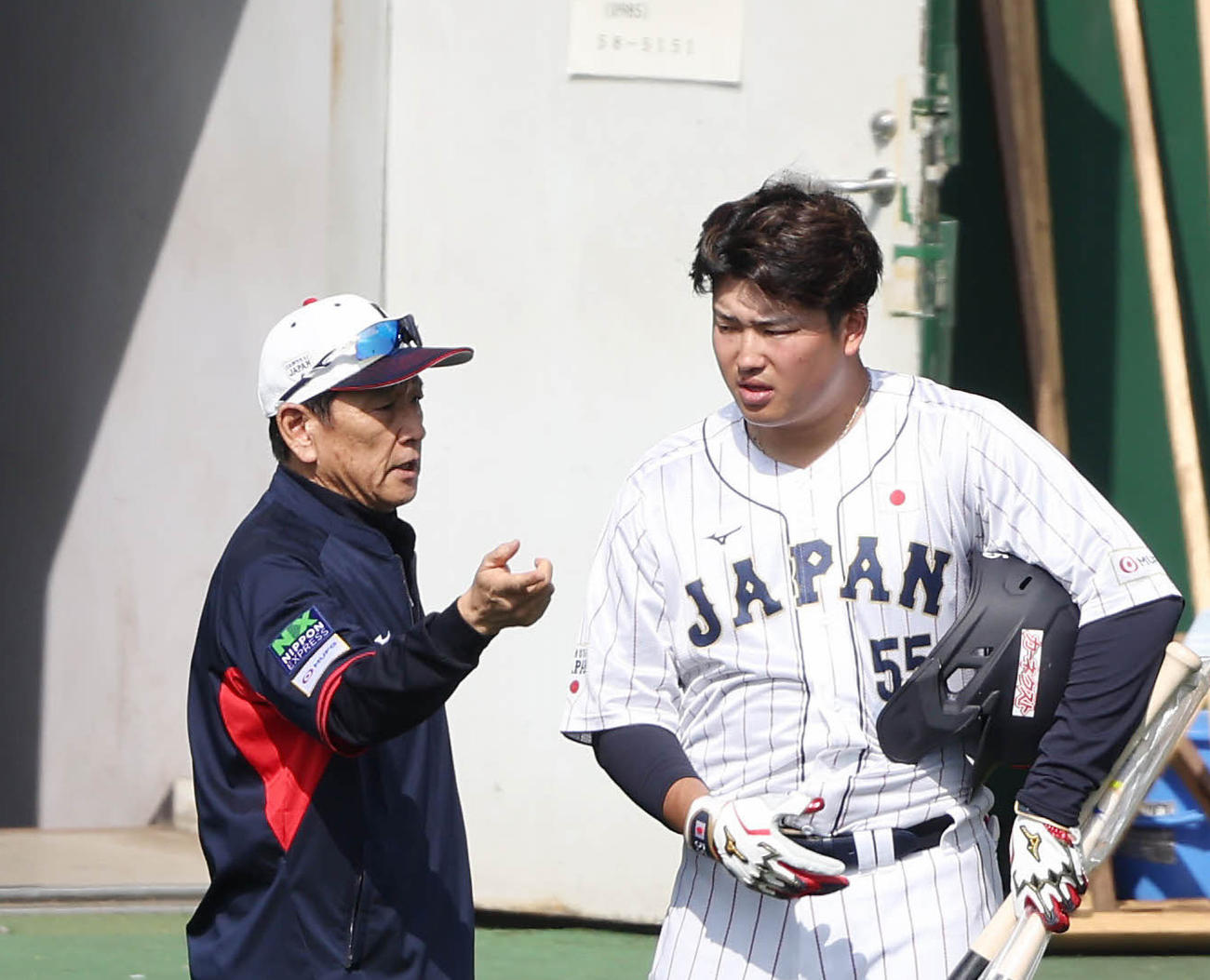 フリー打撃を終え、栗山監督（左）と言葉を交わす村上（撮影・前田充）