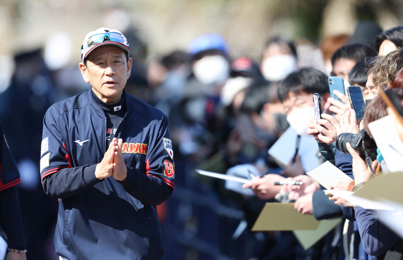 サインを求めるファンに謝りながら移動する栗山監督（撮影・前田充）