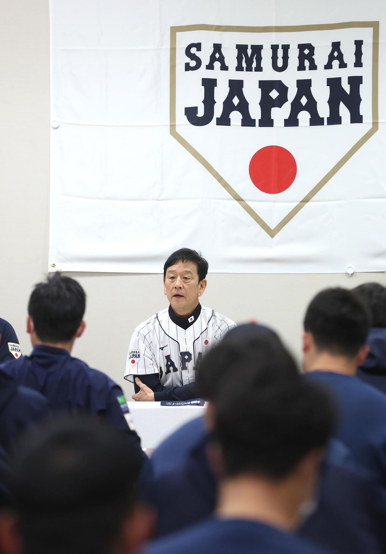練習前のミーティングで選手を前に話す栗山英樹監督（後方中央）