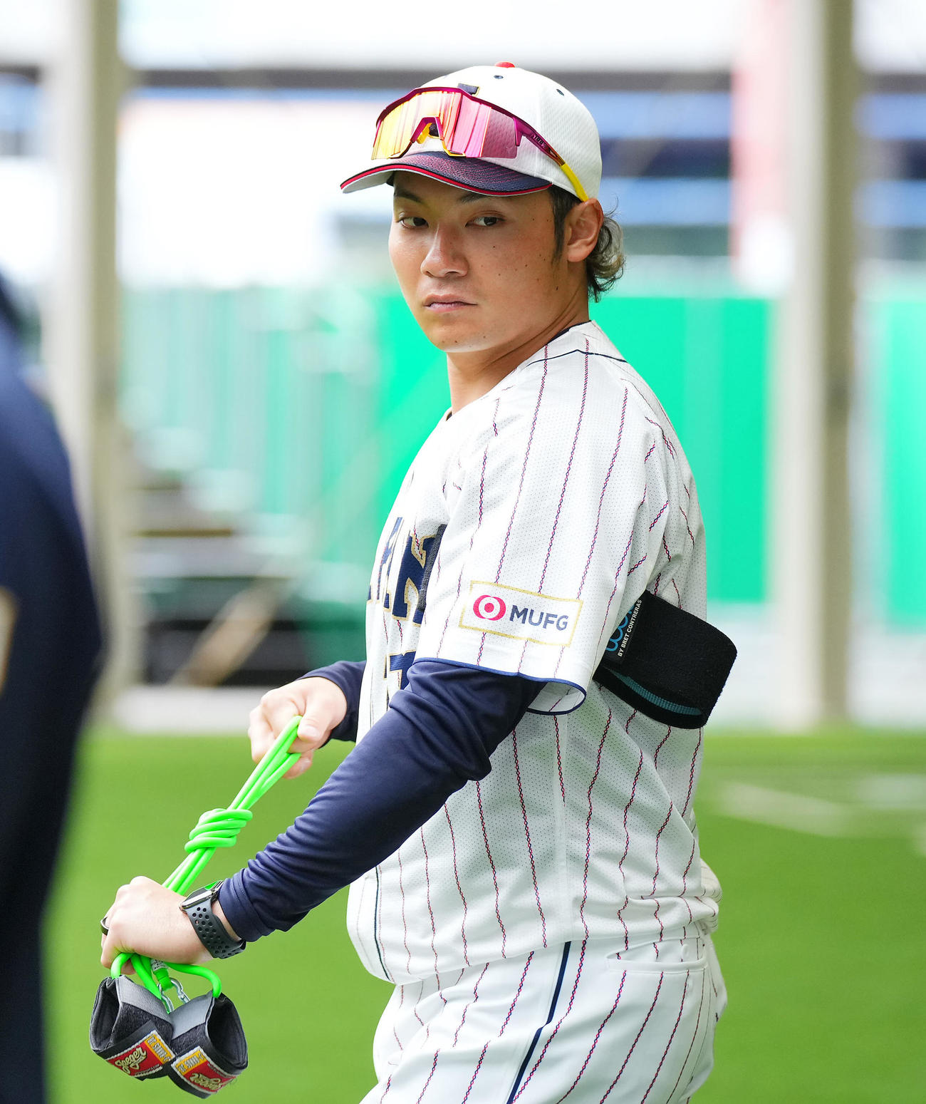 ブルペンを見渡す伊藤（撮影・垰建太）