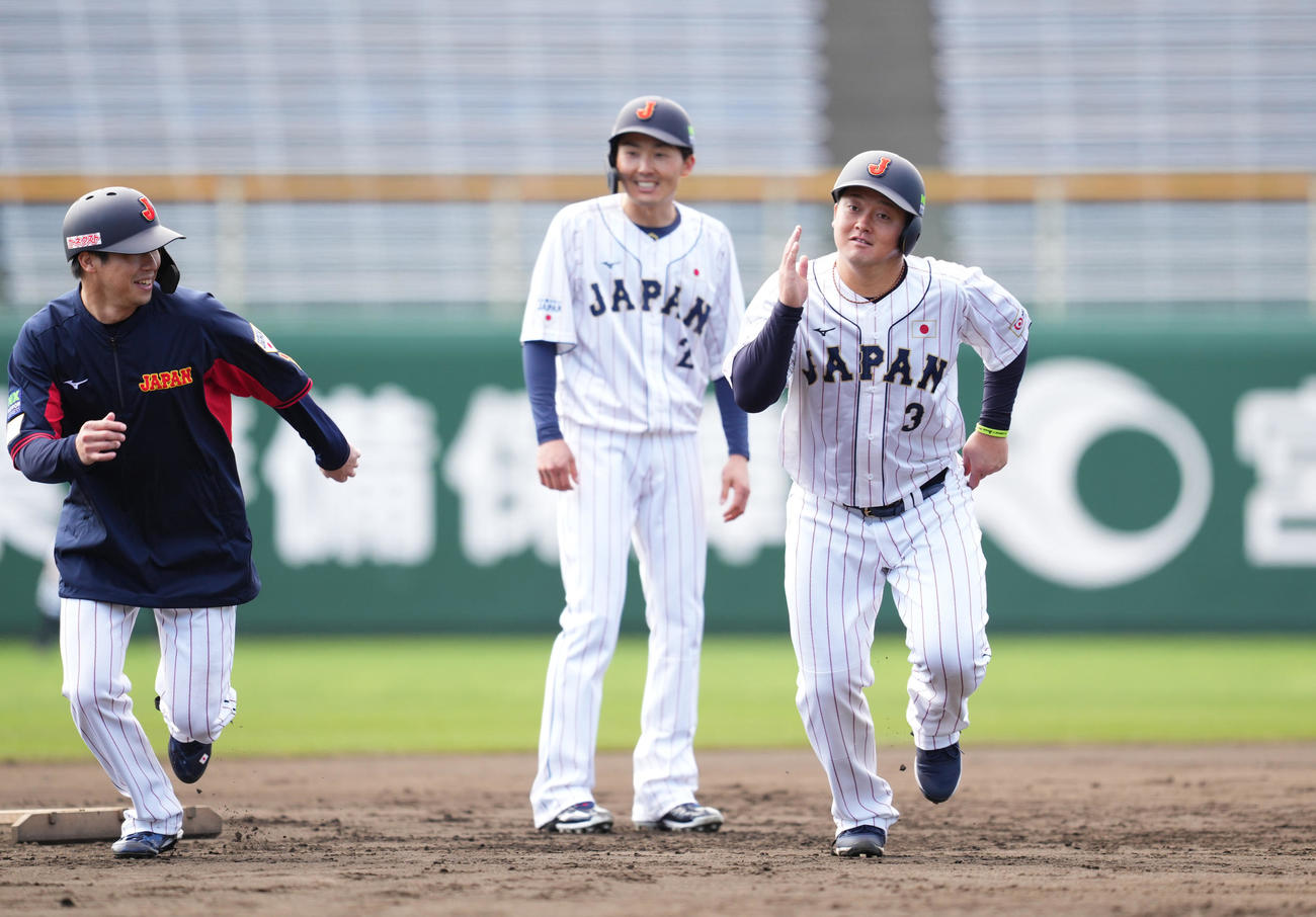 侍ジャパン強化合宿初日、走塁練習をする山田（左）と牧。中央は源田（撮影・菅敏）
