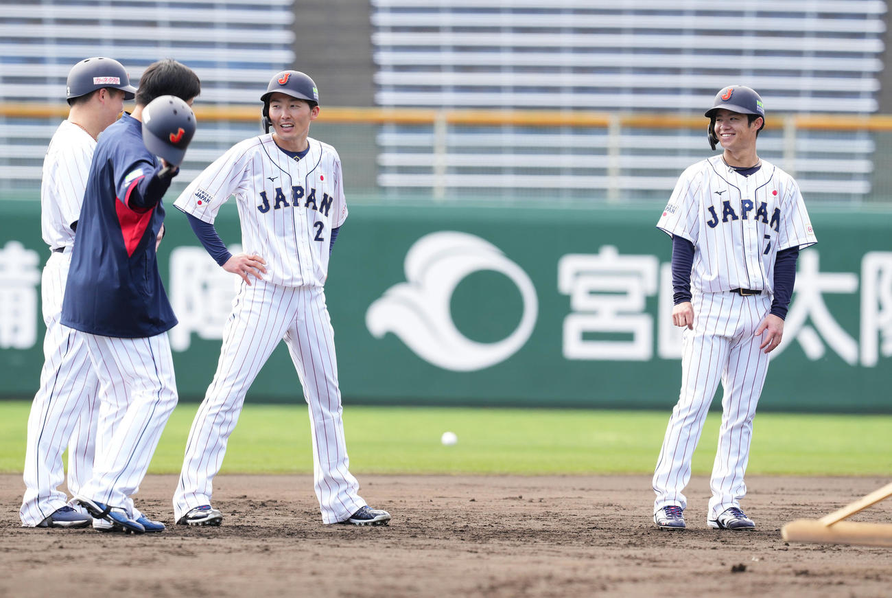 侍ジャパン強化合宿初日、守備練習中に談笑する、左から牧、山田、源田、中野（撮影・菅敏）