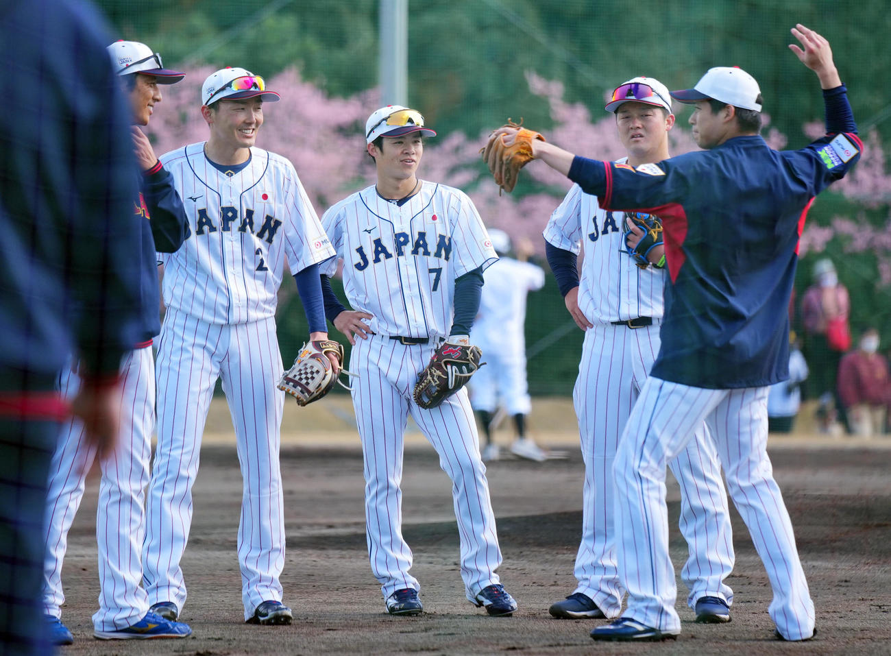 サブグラウンドでノックの合間に笑顔を見せる、左から源田、中野、牧、山田（撮影・垰建太）