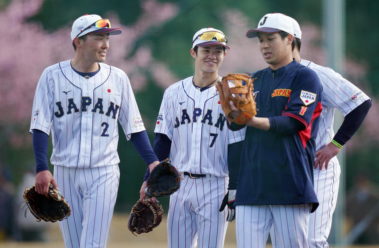 サブグラウンドでノックの合間に笑顔を見せる源田（左）中野（中央）山田（撮影・垰建太）