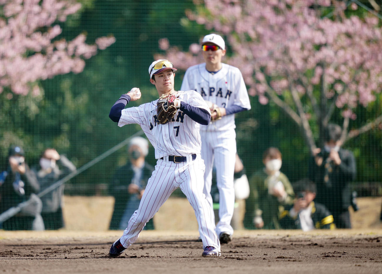 サブグラウンドでノックを受ける中野（手前）と源田（撮影・垰建太）