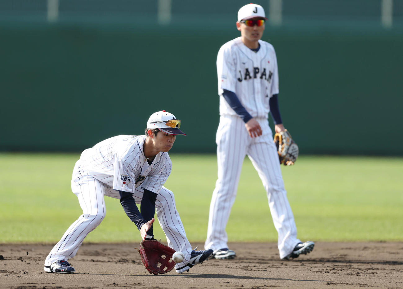 シートノックを受ける中野（左）と源田（撮影・前田充）