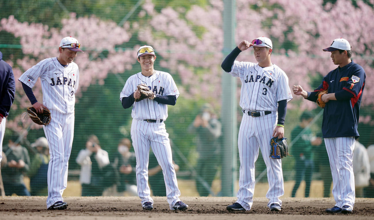 サブグラウンドでノックの合間に笑顔を見せる、左から源田、中野、牧、山田（撮影・垰建太）