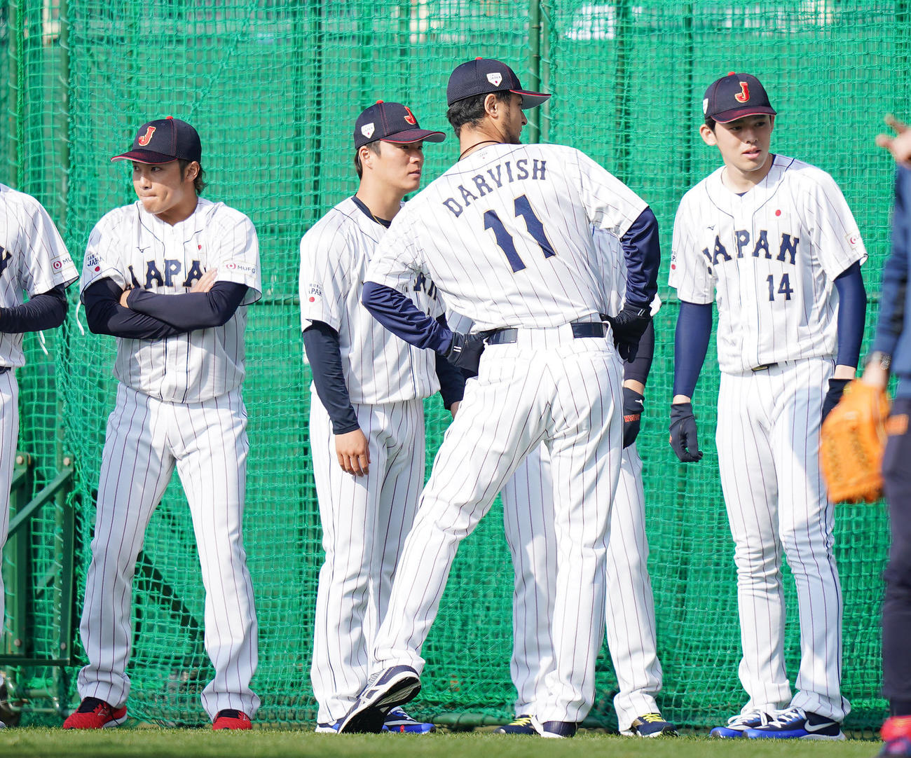ユニホーム姿で談笑する、右から佐々木、ダルビッシュ、山本、伊藤（撮影・垰建太）