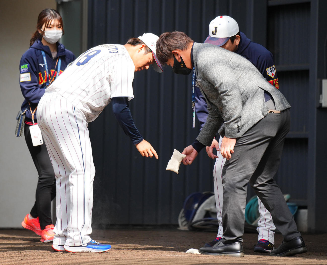 ブルペンでロジンを手に言葉を交わす山本（左）と松坂氏（撮影・垰建太）