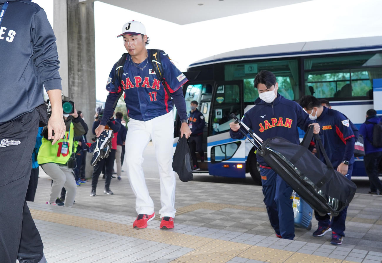サインプレーの確認で非公開のひなた木の花ドームへ入る伊藤（左）ら投手陣（撮影・垰建太）