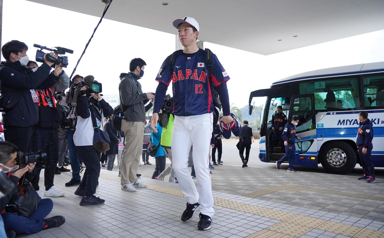 サインプレーの確認で非公開のひなた木の花ドームへ入る戸郷ら投手陣（撮影・垰建太）
