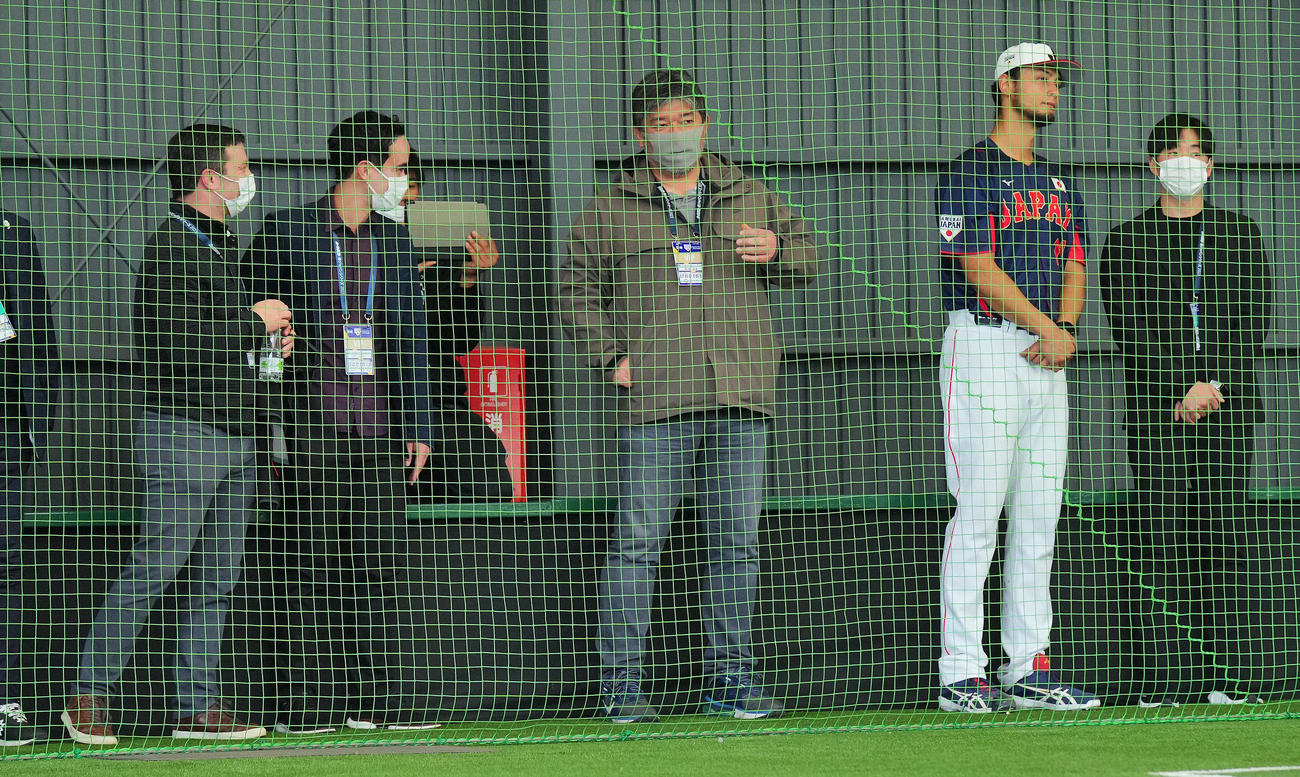 侍ジャパン投手陣のブルペンで野茂氏（中央）と談笑するドジャースのフリードマン編成本部長（左端）。右2人目は斎藤氏と話すダルビッシュ（撮影・垰建太）