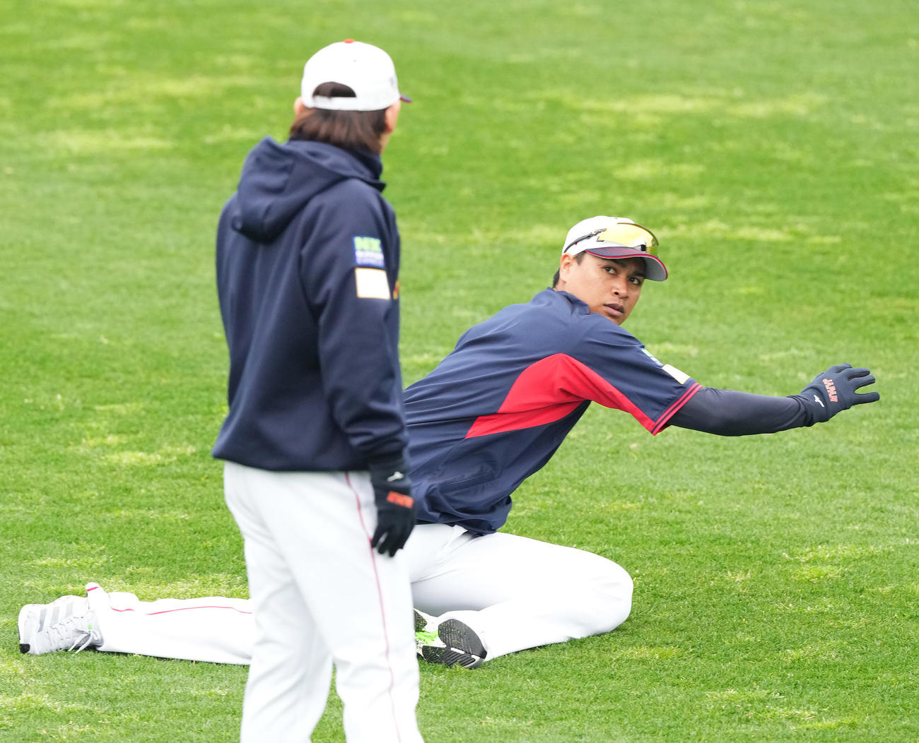 アップ中に芝に滑って転倒する宇田川。手前は驚く宮城（撮影・菅敏）