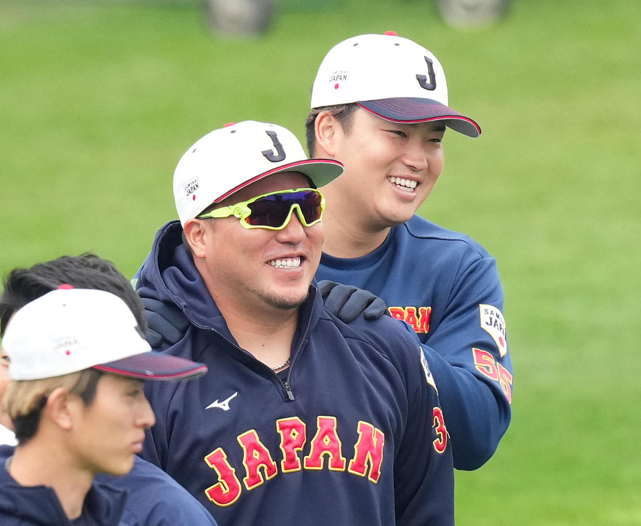 山川（中央）の肩をもむ村上（撮影・菅敏）