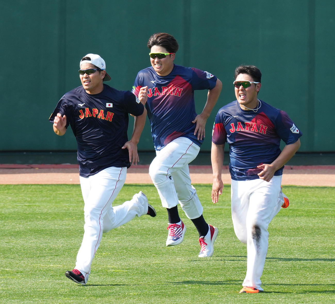 ダッシュを繰り返す、左から大城、村上、岡本（撮影・菅敏）