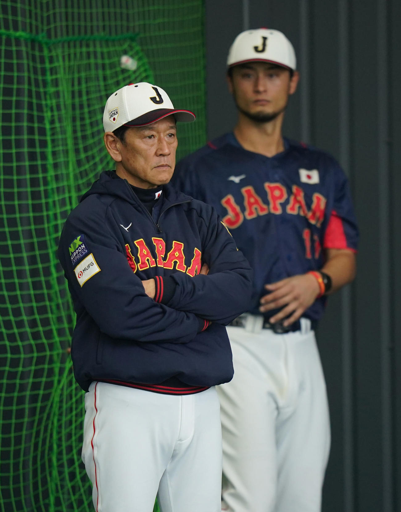ブルペンで投手陣の投球を見つめる栗山監督（左）とダルビッシュ（撮影・垰建太）