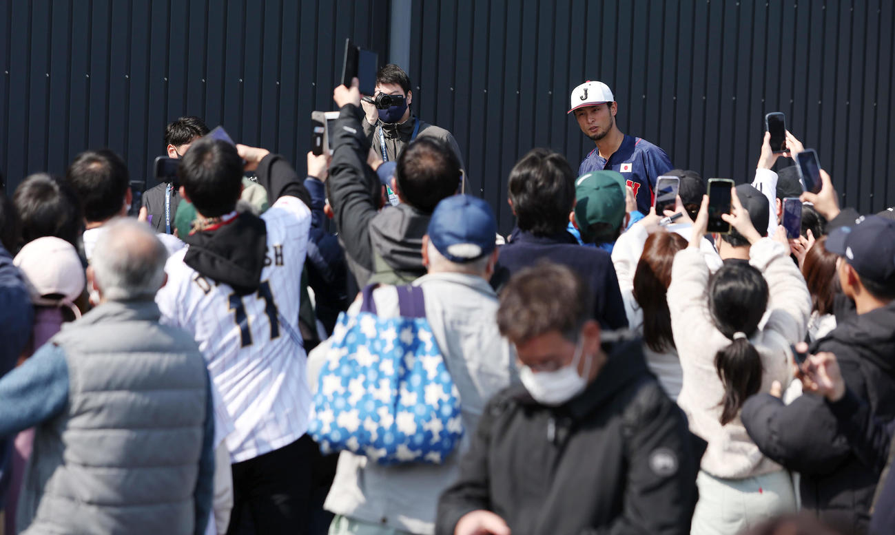 大勢のファンの歓声を受けながら移動するダルビッシュ（奥右）（撮影・前田充）