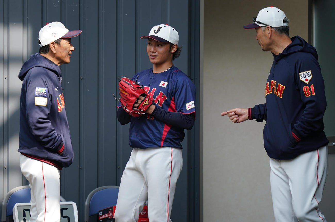 ブルペンで言葉を交わす伊藤（中央）、栗山監督（左）、吉井投手コーチ（撮影・垰建太）