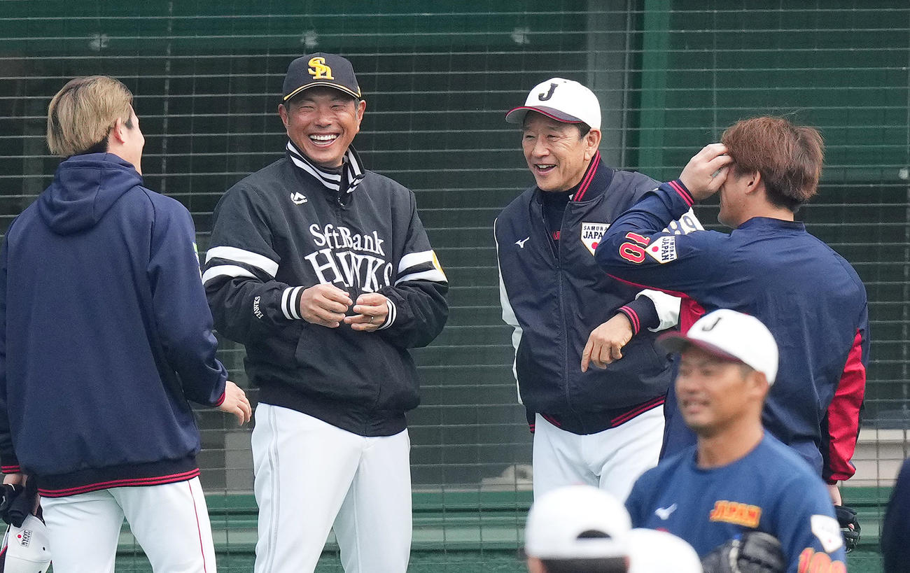 キャンプ地を訪れたソフトバンク小久保2軍監督（左から2人目）と談笑する栗山監督（撮影・菅敏）