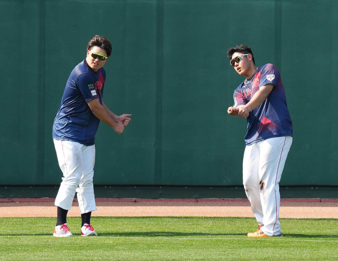 練習後、素振りをする村上（左）と岡本（撮影・菅敏）