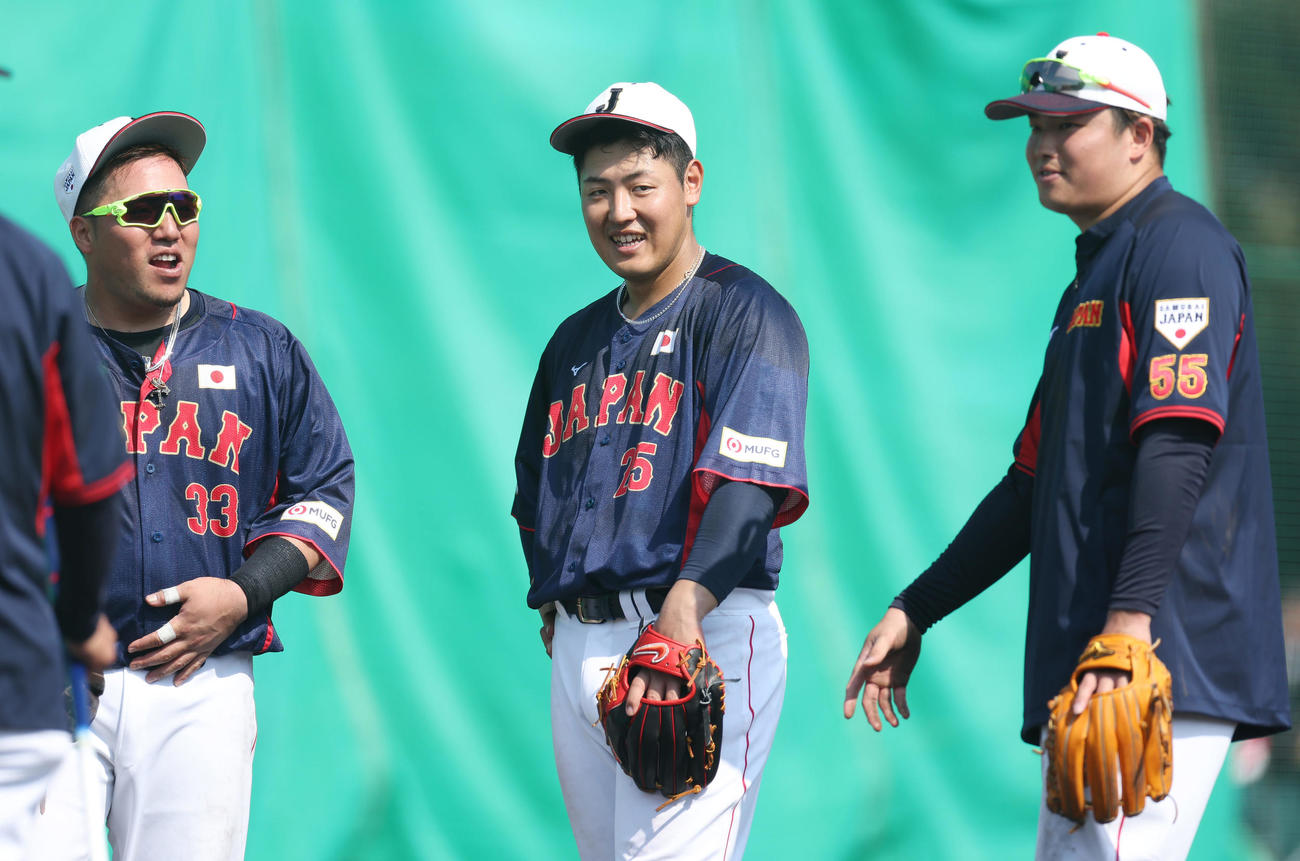 サブグラウンドでのノックを終え笑顔を見せる、左から山川、岡本、村上（撮影・前田充）