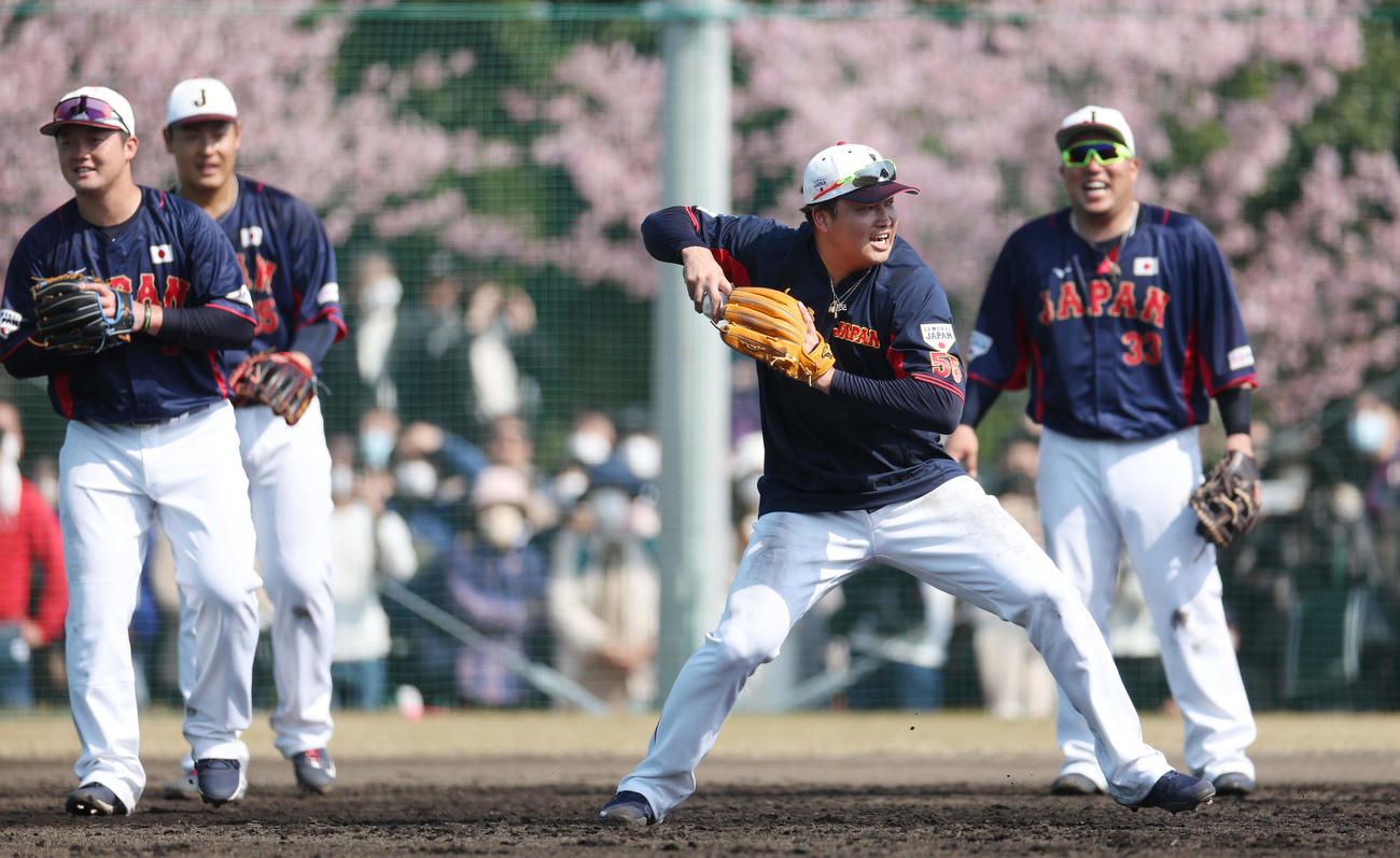 サブグラウンドでノックを受ける、左から牧、岡本、村上、山川（撮影・前田充）