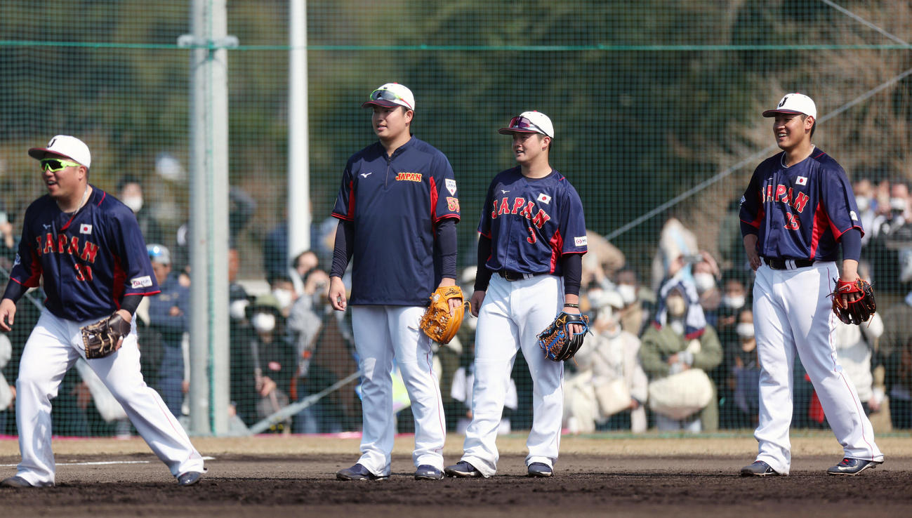サブグラウンドでノックを受ける、左から山川、村上、牧、岡本（撮影・前田充）