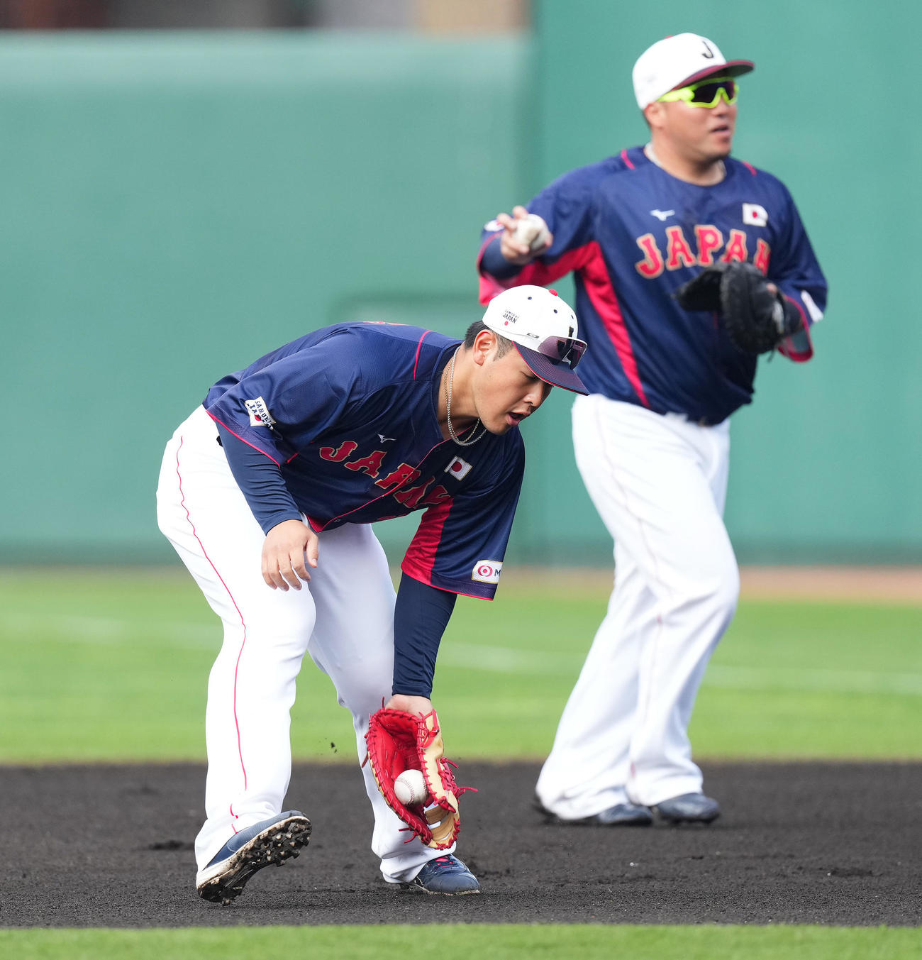 ノックを受ける岡本。後方は山川（撮影・菅敏）
