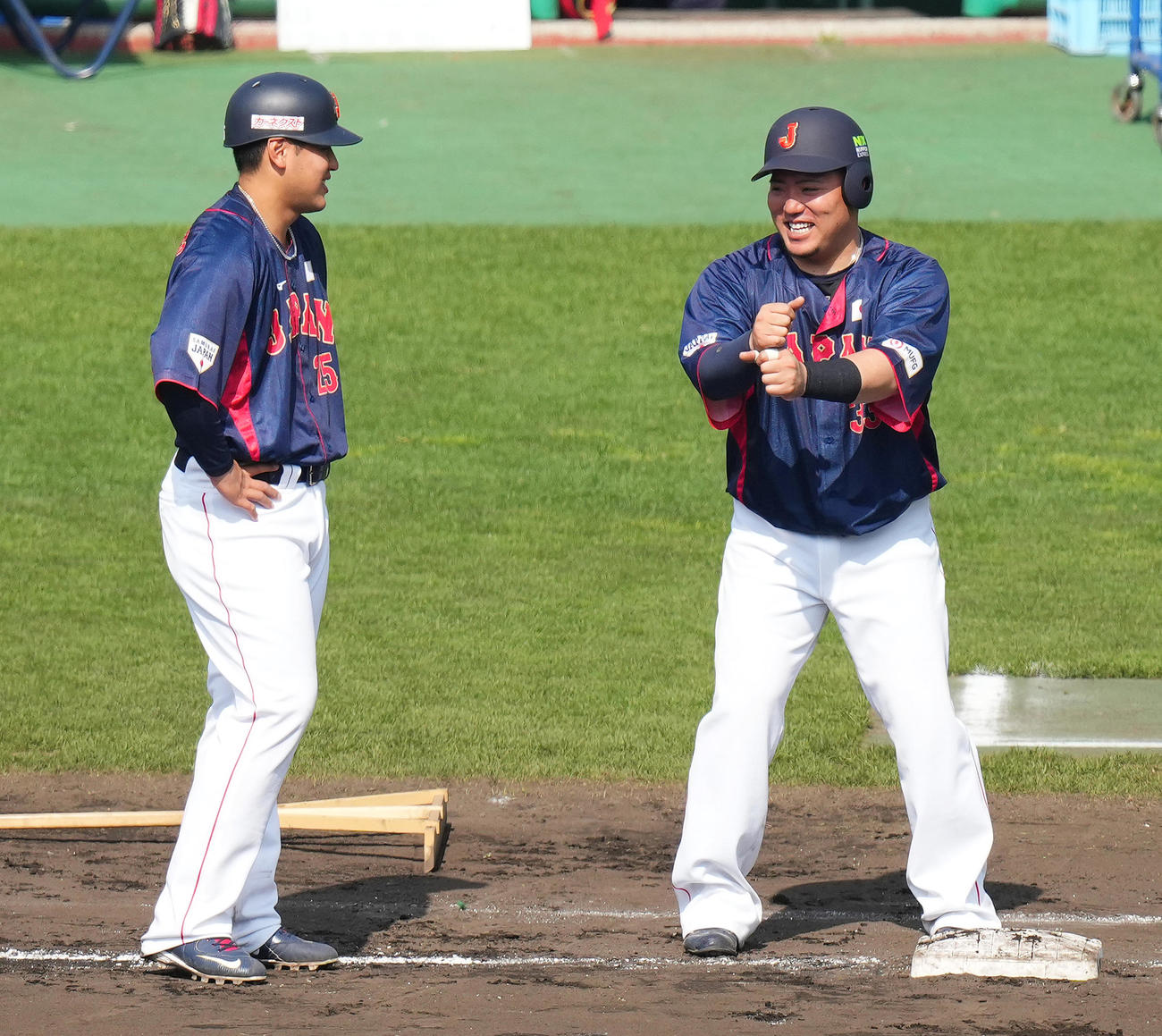 走塁練習中に笑顔で話す山川（右）と岡本（撮影・菅敏）