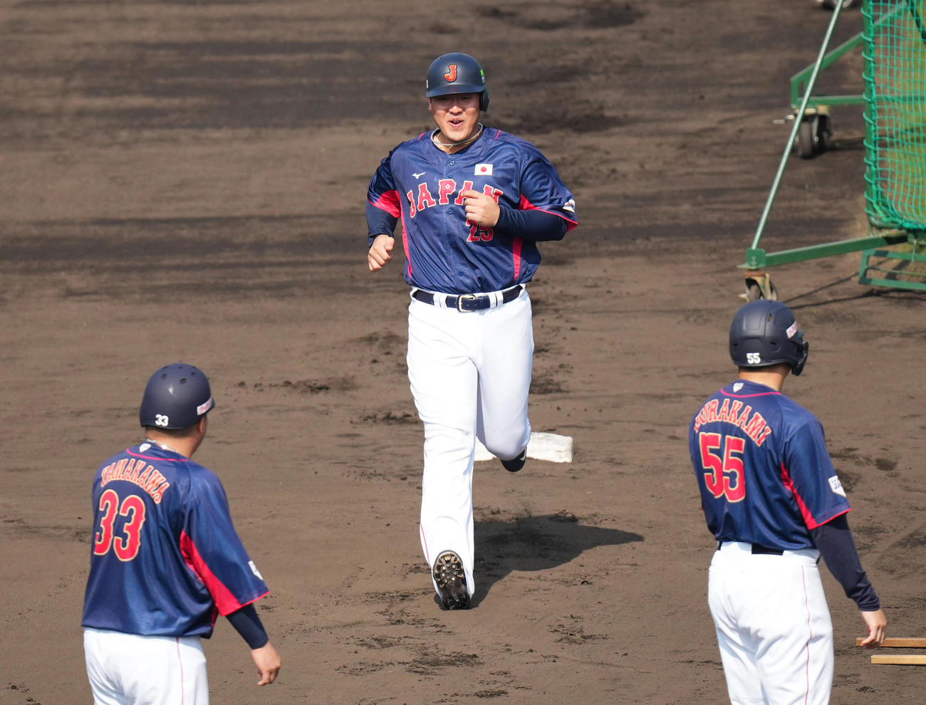 走塁練習をする岡本。左は山川、右は村上（撮影・菅敏）