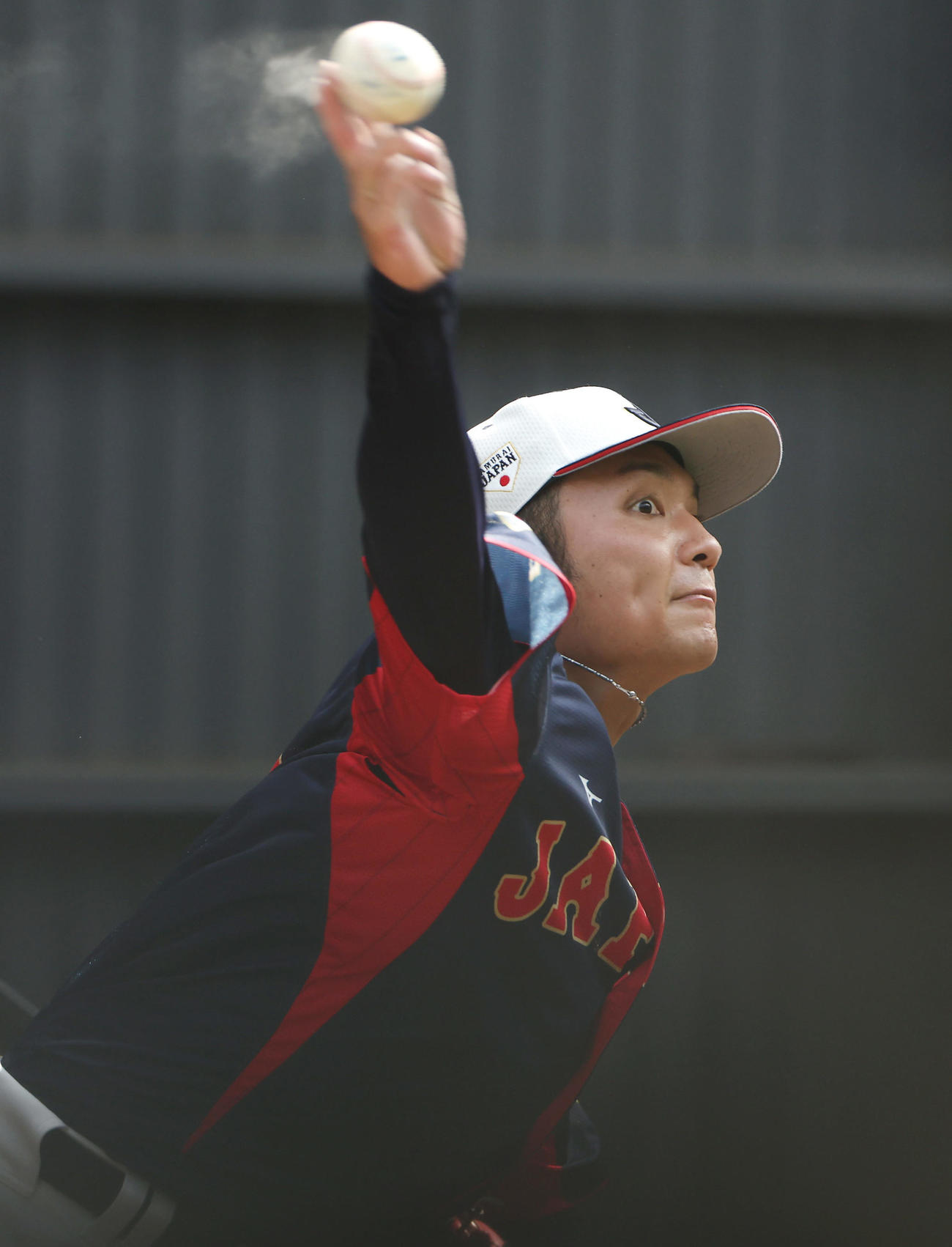 ブルペンで投球する伊藤（撮影・前田充）