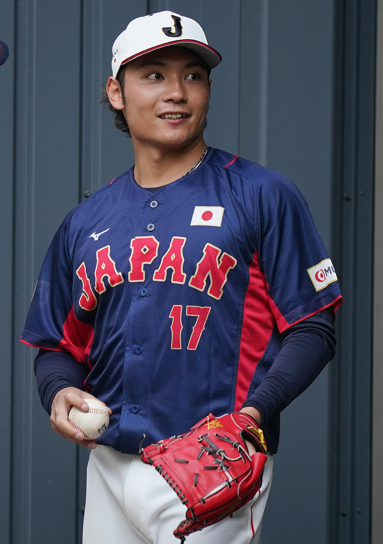ブルペンに入る伊藤（撮影・垰建太）