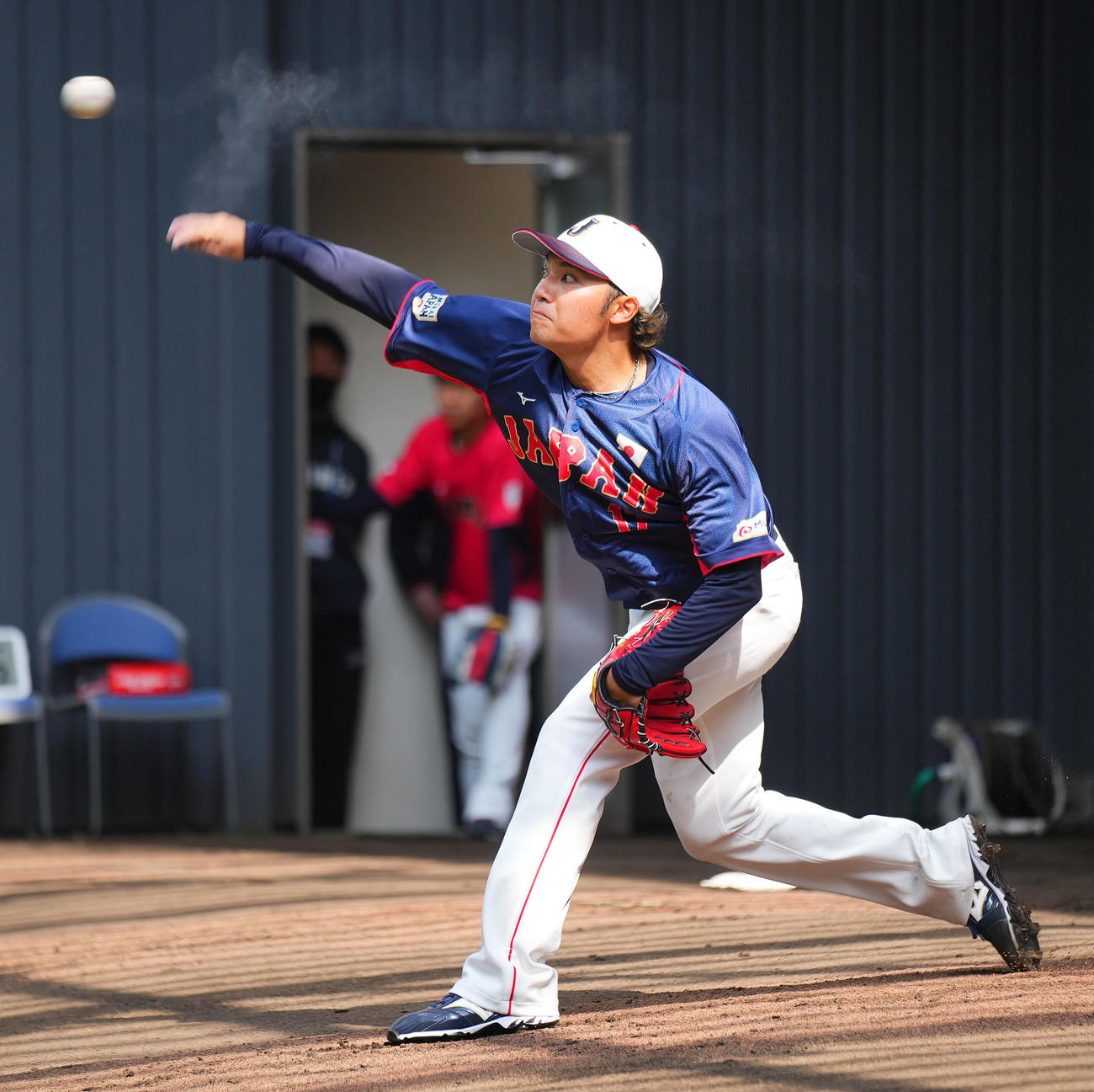 ブルペンで力投する伊藤（撮影・垰建太）