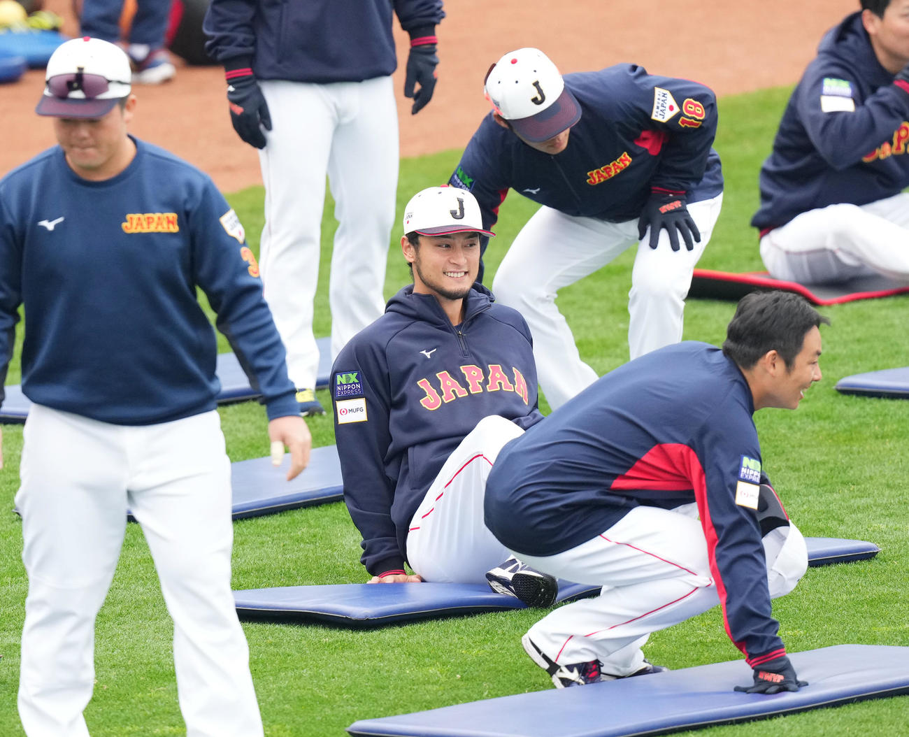 松井（右）と談笑しながらストレッチをするダルビッシュ（撮影・菅敏）