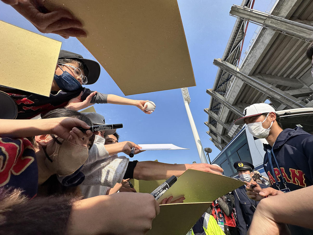 練習を終えたダルビッシュ（右）の元には、サインを求め多くのファンが殺到した（撮影・垰建太）