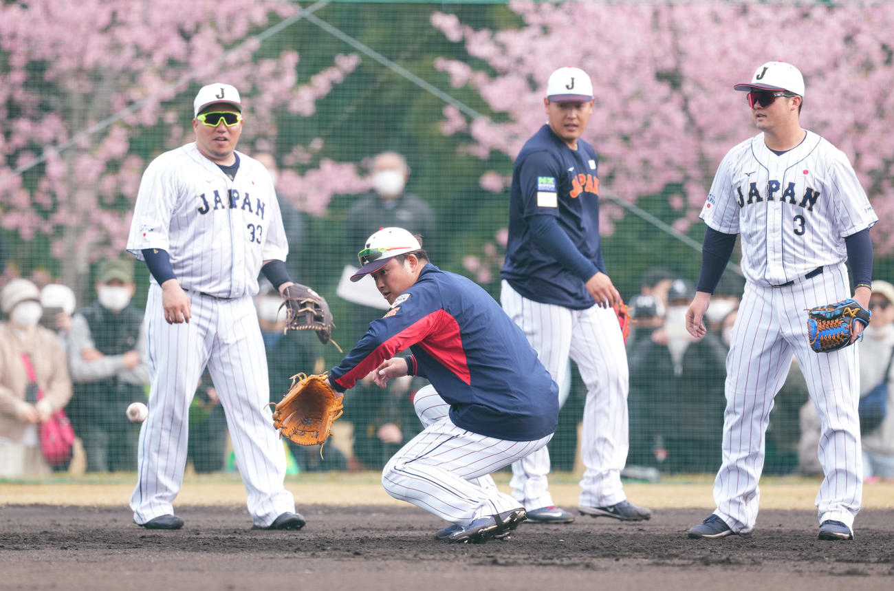 守備練習をする、左から山川、村上、岡本、牧（撮影・菅敏）