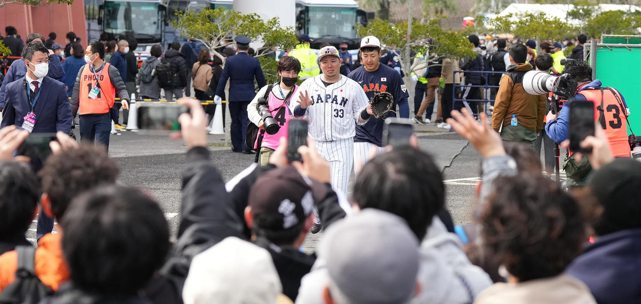ファンに手を振る山川、右は岡本（撮影・菅敏）