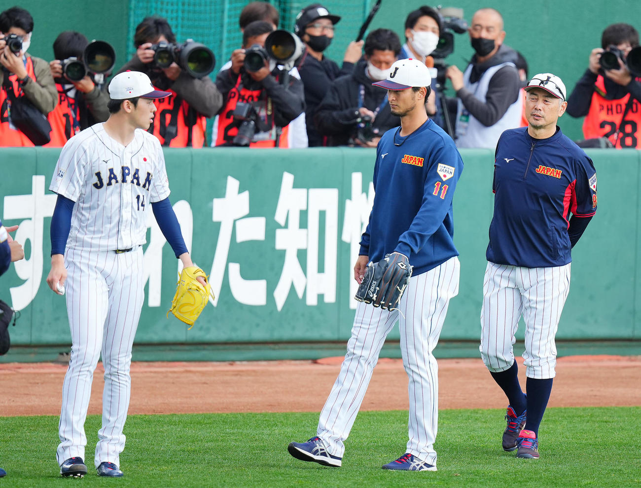 キャッチボール前の佐々木（左）に声をかけるダルビッシュ（中央）と吉井投手コーチ（撮影・垰建太）