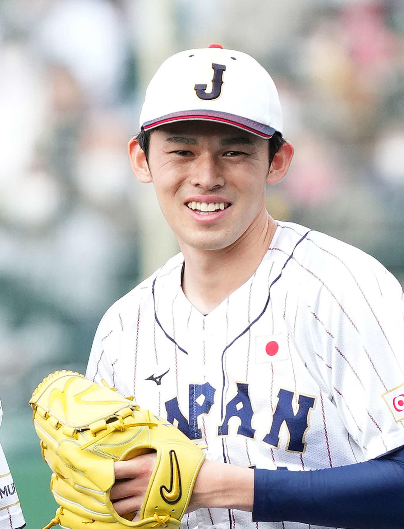 投内連係の練習中に笑顔を見せる佐々木（撮影・菅敏）