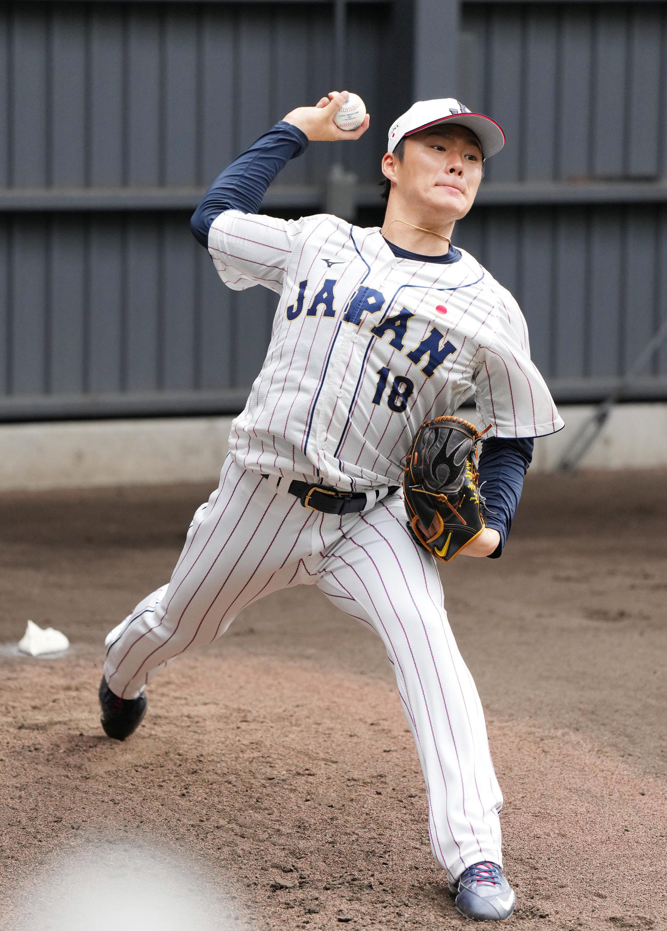 ブルペンで投球練習をする山本（撮影・菅敏）