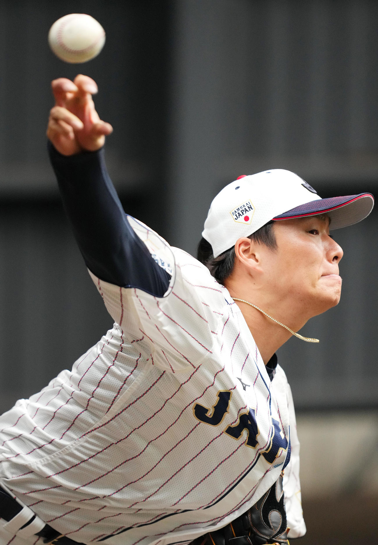 ブルペンで投球練習をする山本（撮影・菅敏）