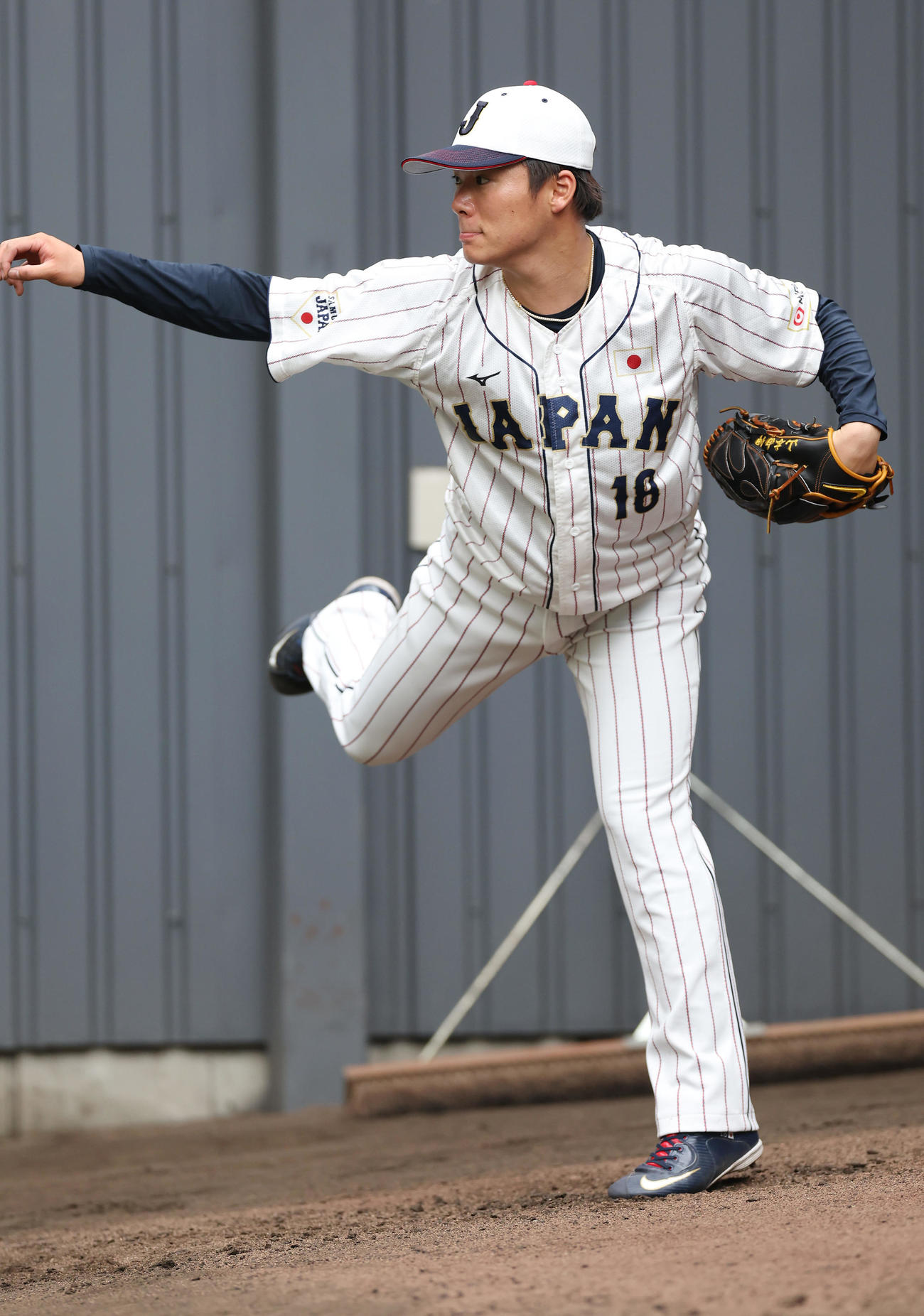 ブルペンで力投する山本（撮影・前田充）