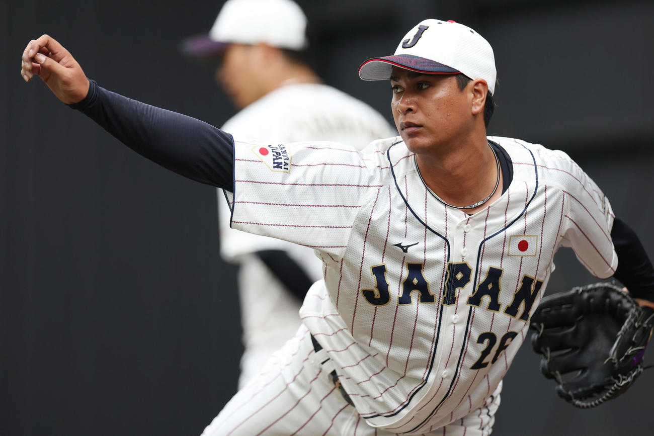 ブルペンで力投する宇田川（撮影・前田充）