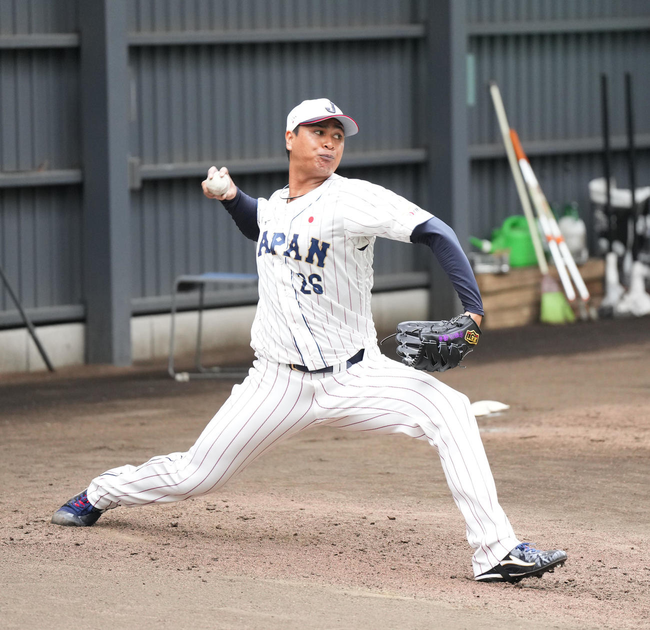 ブルペンで投球練習をする宇田川（撮影・菅敏）