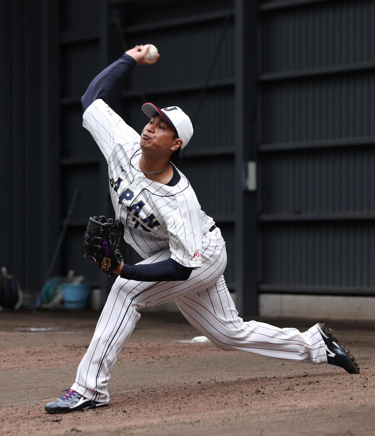 ブルペンで力投する宇田川（撮影・前田充）