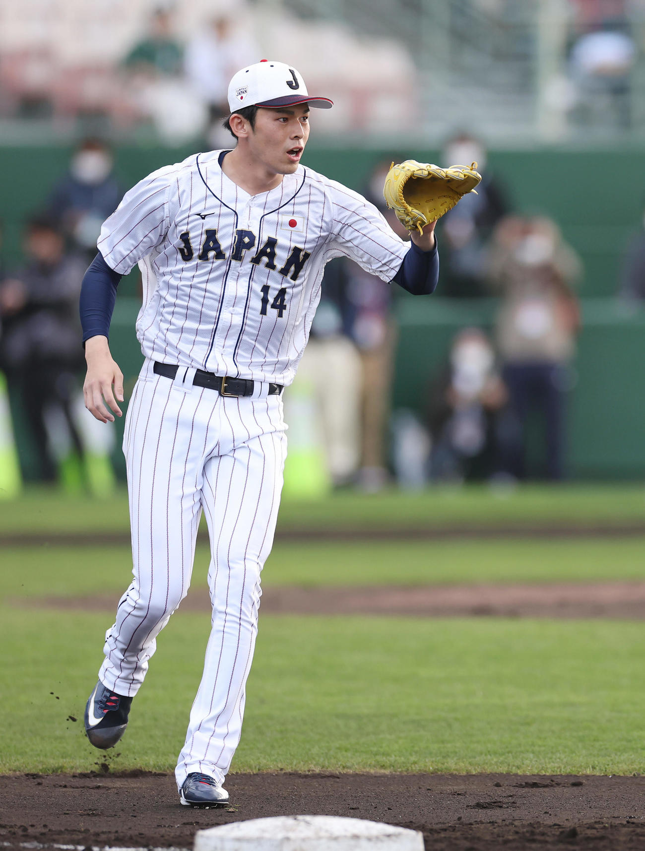 投内連係で一塁のベースカバーに入る佐々木（撮影・前田充）